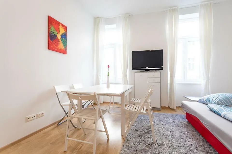 Bright Red Heart Apartment In Leopoldstadt Wiedeń