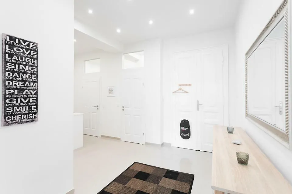 Bright Red Heart Apartment In Leopoldstadt Wiedeń Austria