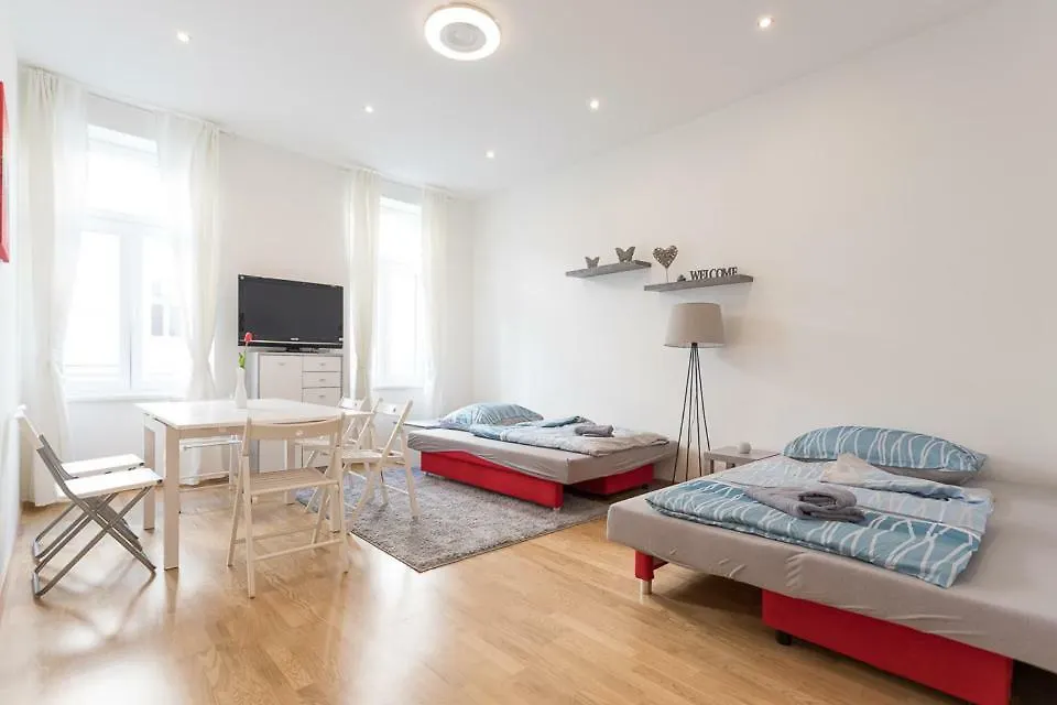 Bright Red Heart Apartment In Leopoldstadt Wiedeń Austria
