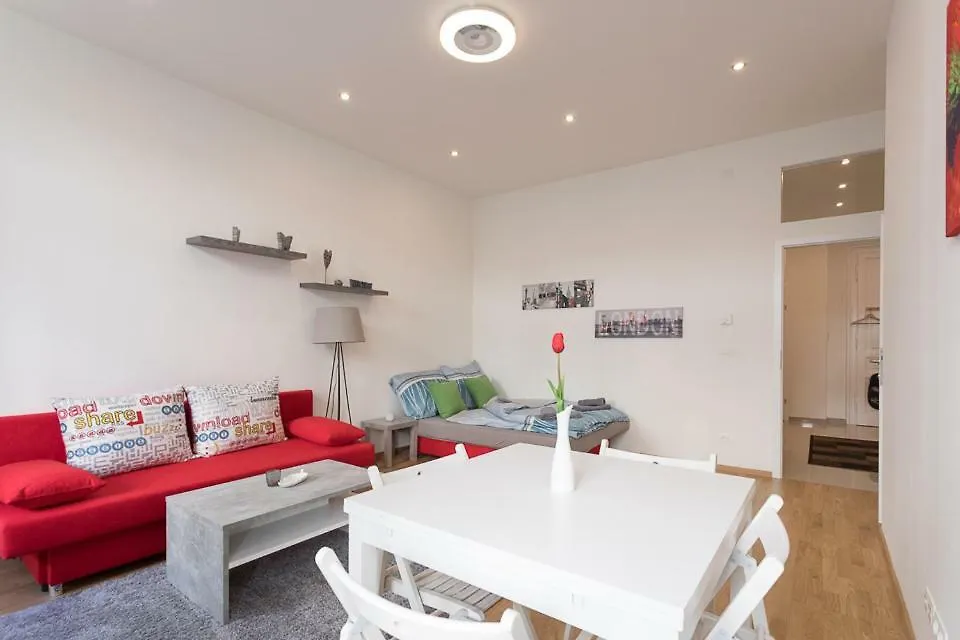 Bright Red Heart Apartment In Leopoldstadt Wiedeń Austria