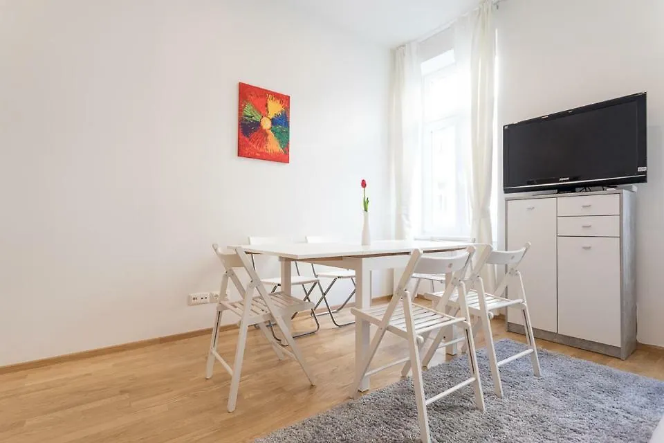 Bright Red Heart Apartment In Leopoldstadt Wiedeń