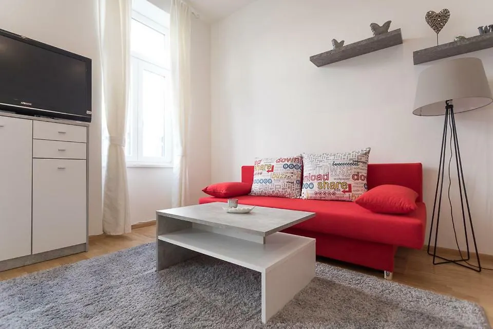 Bright Red Heart Apartment In Leopoldstadt Wiedeń